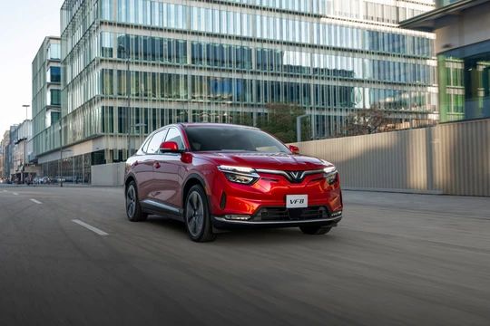 VinFast VF 8: Mạnh như xe giá vài tỷ đồng, đi xa không cần sạc giữa đường