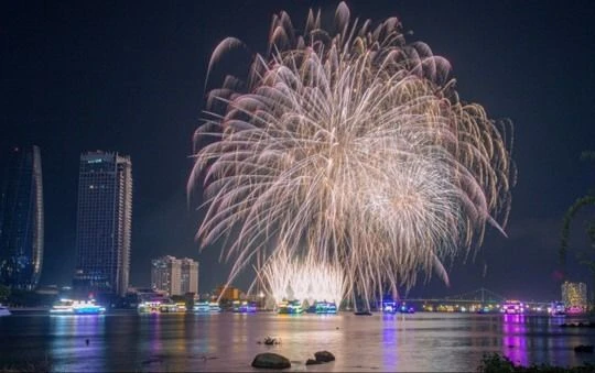 Đêm thứ 4 DIFF 2025: Đại nhạc hội ánh sáng giữa Bồ Đào Nha – Vương quốc Anh trên bầu trời Đà Nẵng 