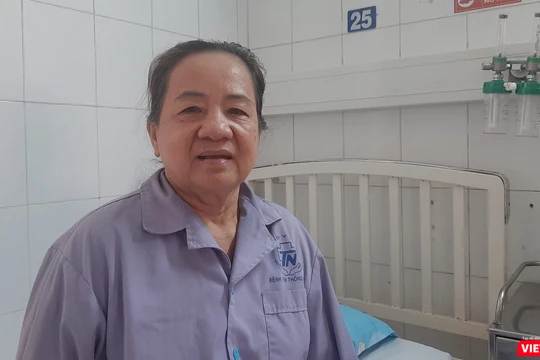 Cụ bà 71 tuổi bị tai biến mạch máu não được cứu sống trong gang tất và đi đứng bình thường. Ảnh: Nguyễn Trăm