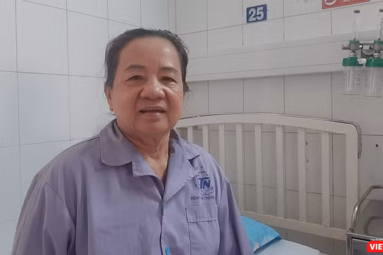 Cụ bà 71 tuổi bị tai biến mạch máu não được cứu sống trong gang tất và đi đứng bình thường. Ảnh: Nguyễn Trăm