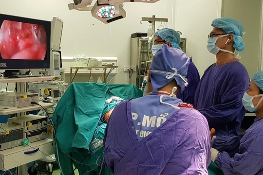 Một ca phẫu thuật nội soi với đầy đủ trang thiết bị hiện đại tại Trung tâm Phẫu thuật Tạo hình Thẩm mỹ (BV Hữu nghị Việt Đức). Ảnh: BVCC