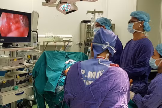 Một ca phẫu thuật nội soi với đầy đủ trang thiết bị hiện đại tại Trung tâm Phẫu thuật Tạo hình Thẩm mỹ (BV Hữu nghị Việt Đức). Ảnh: BVCC