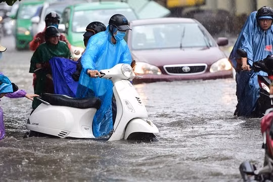 Một con đường ở TP.HCM bị ngập vào mùa mưa. Ảnh: PLO