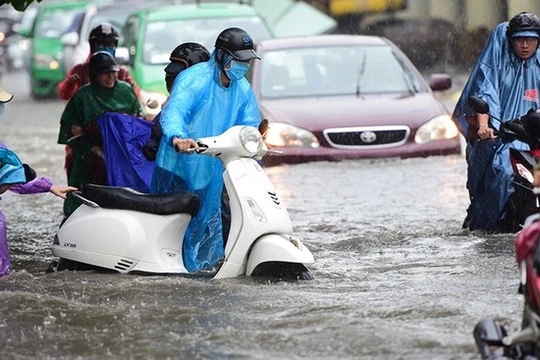 Một con đường ở TP.HCM bị ngập vào mùa mưa. Ảnh: PLO