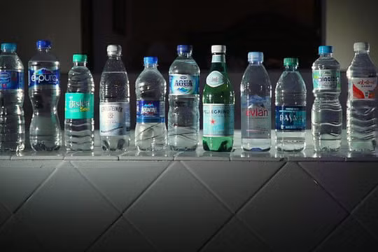 Hạt vi nhựa tồn tại nhiều nhất ở nước đựng trong chai nhựa tái chế, thậm chí cả chai thủy tinh. Ảnh: Internet