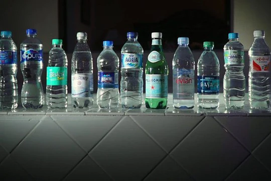 Hạt vi nhựa tồn tại nhiều nhất ở nước đựng trong chai nhựa tái chế, thậm chí cả chai thủy tinh. Ảnh: Internet