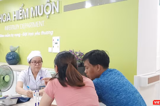 Một cặp vợ chồng đi khám tại Khoa Hiếm muộn (BV Hùng Vương)