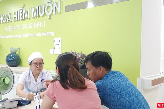 Một cặp vợ chồng đi khám tại Khoa Hiếm muộn (BV Hùng Vương)