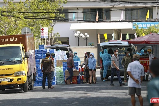 Các tổ chức, cá nhân chuyển nhu yếu phẩm hỗ trợ các bệnh viện tại khu vực cách ly, phong tỏa. Ảnh: Hồ Xuân Mai