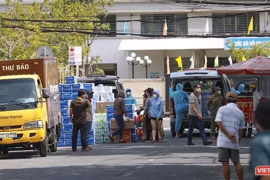 Các tổ chức, cá nhân chuyển nhu yếu phẩm hỗ trợ các bệnh viện tại khu vực cách ly, phong tỏa. Ảnh: Hồ Xuân Mai
