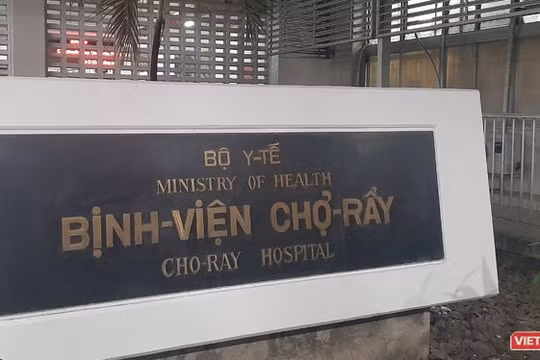 Bác sĩ Trưởng khoa Bệnh Nhiệt đới BV Chợ Rẫy hướng dẫn cách súc miệng đúng, phòng chống và ngăn phát tán COVID-19. Ảnh: N.T