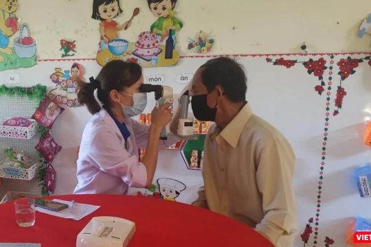 Bác sĩ trẻ khám bệnh cho người dân.