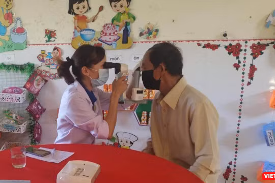 Bác sĩ trẻ khám bệnh cho người dân.