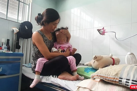 Bé Th. đã được cứu sống và tiếp tục được theo dõi tại BV Nhi đồng 1 (TP HCM) - Ảnh: N.T