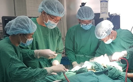 Lần đầu tiên chạy ECMO phẫu thuật sẹo khí quản cho bệnh nhân. Ảnh: BVCC