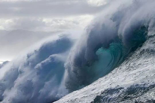 Đại dương đang nóng lên từng giây, đe dọa sự sống của nhiều loài sinh vật biển, gây ra các cơn bão với cấp độ mạnh. Ảnh: AFP