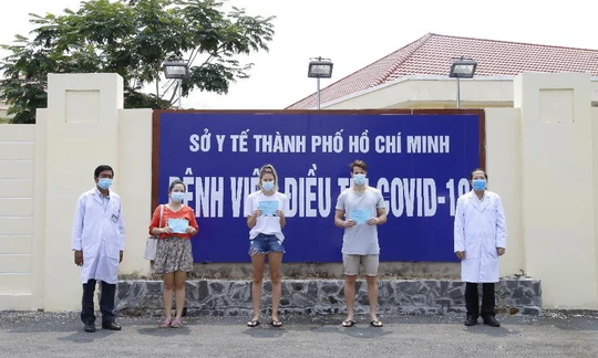 Thêm 3 bệnh nhân liên quan đến bar Buddha khỏi COVID-19, được xuất viện sáng 8/4. Ảnh: BVCC