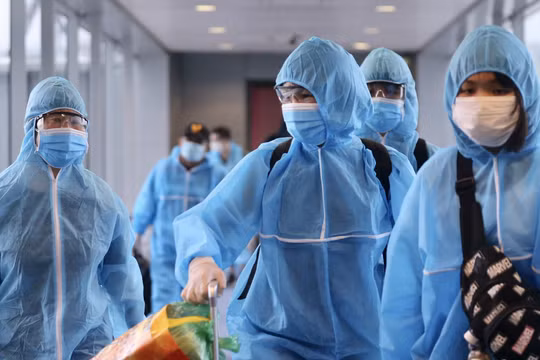 Các hành khách xuống sân bay Tân Sơn Nhất vào chiều nay, 13/8. Ảnh: Vietnamnet