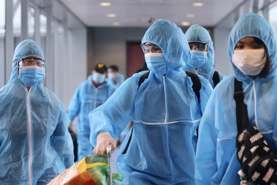 Các hành khách xuống sân bay Tân Sơn Nhất vào chiều nay, 13/8. Ảnh: Vietnamnet