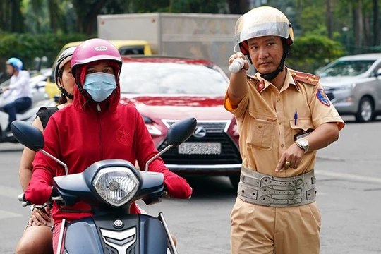 Nộp phạt vi phạm giao thông oline từ ngày 1/7. Ảnh: Thanh Niên