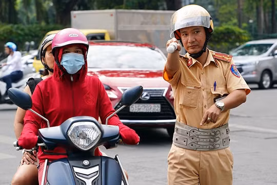 Nộp phạt vi phạm giao thông oline từ ngày 1/7. Ảnh: Thanh Niên