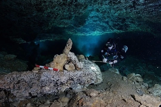 Nhóm nghiên cứu khám phá các cổ vật trong hang. Ảnh: CNBC