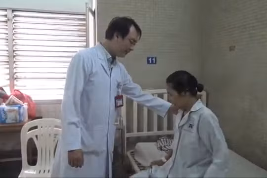 Bác sĩ hỏi thăm bệnh nhân sau phẫu thuật. Ảnh:T.H