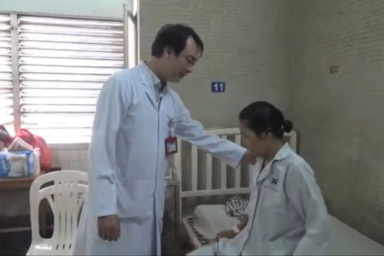 Bác sĩ hỏi thăm bệnh nhân sau phẫu thuật. Ảnh:T.H