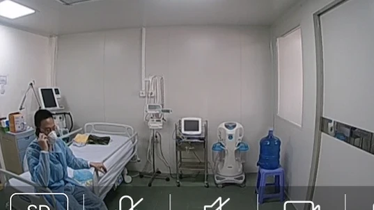 1 bệnh nhân đang điều trị tại phòng cách ly áp lực âm BV Dã chiến Củ Chi (TP.HCM). Ảnh: SYT