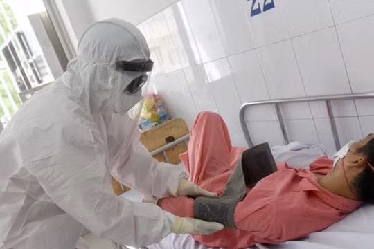 Bác sĩ chăm sóc bệnh nhân COVID-19. Ảnh: Nguyễn Gia