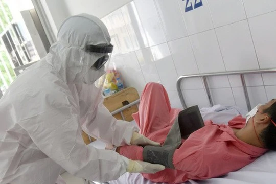 Bác sĩ chăm sóc bệnh nhân COVID-19. Ảnh: Nguyễn Gia