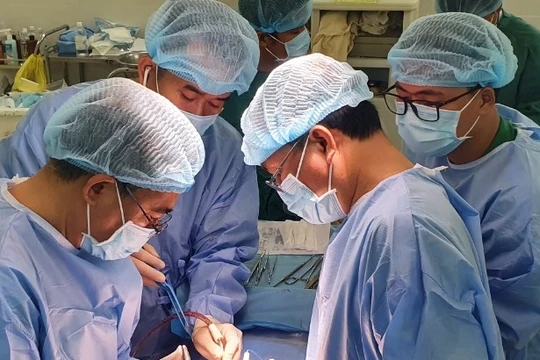 Áp dụng phương pháp nội soi 3D lấy khối u buồng trứng cho bệnh nhân. Ảnh: Internet