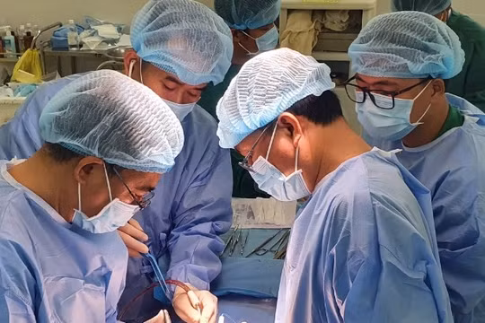 Bác sĩ Bệnh viện Quân y 175 nỗ lực cứu sống nữ bệnh nhi 15 tuổi lái xe máy ngã từ cầu vượt cao 10m. Ảnh: BVCC