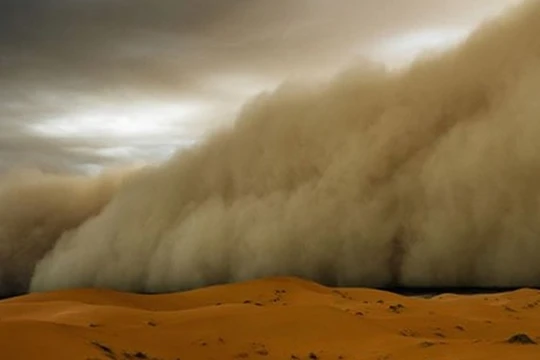 Mỗi năm, hàng trăm triệu tấn bụi từ các sa mạc ở châu Phi và thổi qua Đại Tây Dương. Ảnh: Getty Images