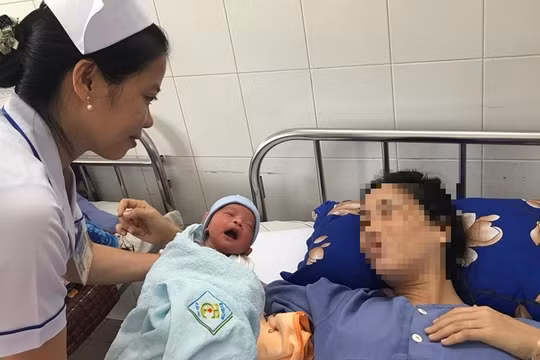 Cứu cống mẹ con sản phụ bị nhau cài răng lược nguy kịch tính mạng. Ảnh: BVCC