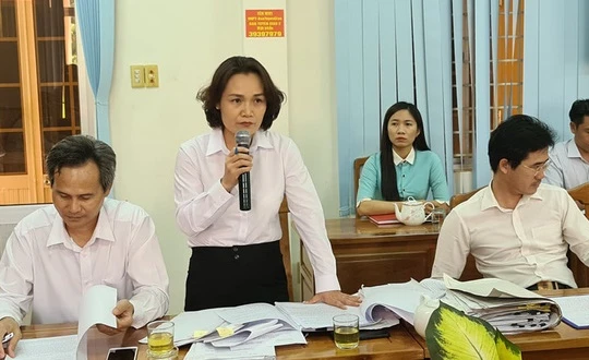 Thẩm phán Lê Thị Hồng Hạnh trả lời tại họp báo. Ảnh: Tuổi Trẻ