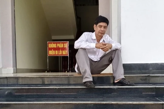 Ông Lương Hữu Phước trong lúc ngồi chờ tòa tuyên án. Ảnh: Pháp Luật TP.HCM