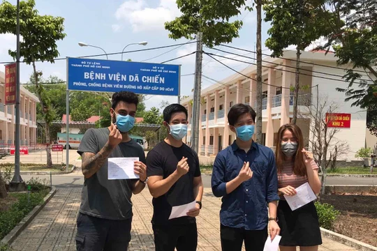 Hơn 2 tuần điều trị, 4 bệnh nhân ở BV Dã chiến Củ Chi được xuất viện. Ảnh: BVCC