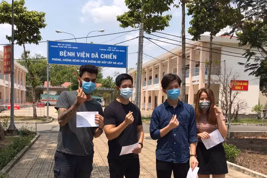 Hơn 2 tuần điều trị, 4 bệnh nhân ở BV Dã chiến Củ Chi được xuất viện. Ảnh: BVCC