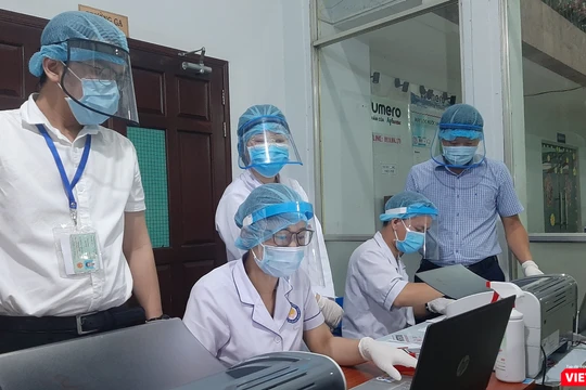 Lấy mẫu xét nghiệm tại nhà ga Sài Gòn. Ảnh: N.T