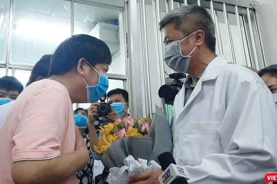 Ông Li Ding chia sẻ lòng biết ơn đến bác sĩ BV Chợ Rẫy cũng như đất nước Việt Nam. Ảnh: Nguyễn Trăm