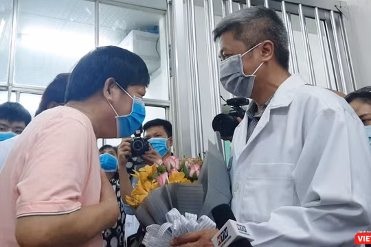 Ông Li Ding chia sẻ lòng biết ơn đến bác sĩ BV Chợ Rẫy cũng như đất nước Việt Nam. Ảnh: Nguyễn Trăm