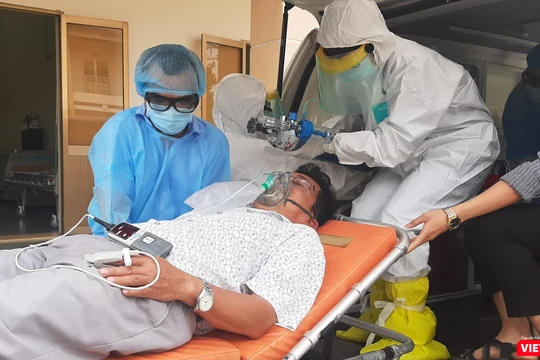 Bác sĩ Bệnh viện Dã chiến sẵn sàng 'chiến đấu' với dịch bệnh viêm phổi cấp. Ảnh: Nguyễn Trăm