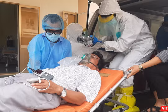 Bác sĩ Bệnh viện Dã chiến sẵn sàng 'chiến đấu' với dịch bệnh viêm phổi cấp. Ảnh: Nguyễn Trăm