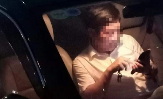 Hình ảnh chụp cho thấy ông Nguyễn Văn Điều trong xe sau khi gây tai nạn tối 8/5 - Ảnh: Tuổi Trẻ