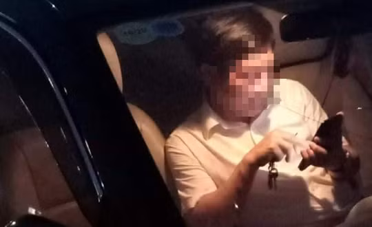 Hình ảnh chụp cho thấy ông Nguyễn Văn Điều trong xe sau khi gây tai nạn tối 8/5 - Ảnh: Tuổi Trẻ