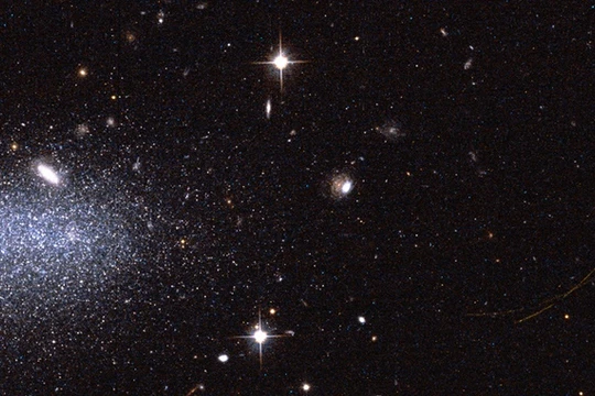 hình ảnh những ngôi sao rực sáng thuộc AGC111977. Ảnh: ESA.