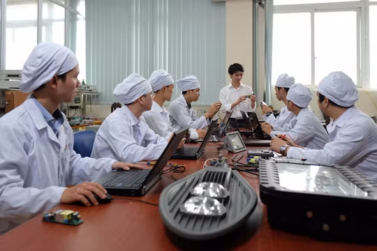 Hoạt động nghiên cứu tại Trung tâm R&D thuộc Công ty Cổ phần Bóng đèn Phích nước Rạng Đông có sự tham gia của một số nhà khoa học đến từ Đại học Bách khoa Hà Nội. Nguồn: natif.vn.