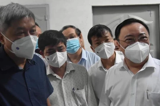 Thứ trưởng Bộ Y tế cùng đoàn công tác của Bộ Y tế đến kiểm tra công tác phòng, chống dịch COVID-19 trên địa bàn tỉnh Đồng Nai. Ảnh: Khôi Nguyễn