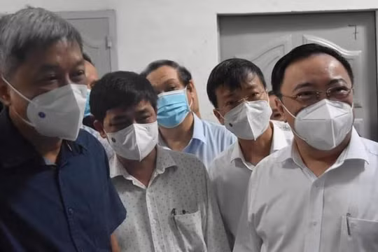 Thứ trưởng Bộ Y tế cùng đoàn công tác của Bộ Y tế đến kiểm tra công tác phòng, chống dịch COVID-19 trên địa bàn tỉnh Đồng Nai. Ảnh: Khôi Nguyễn